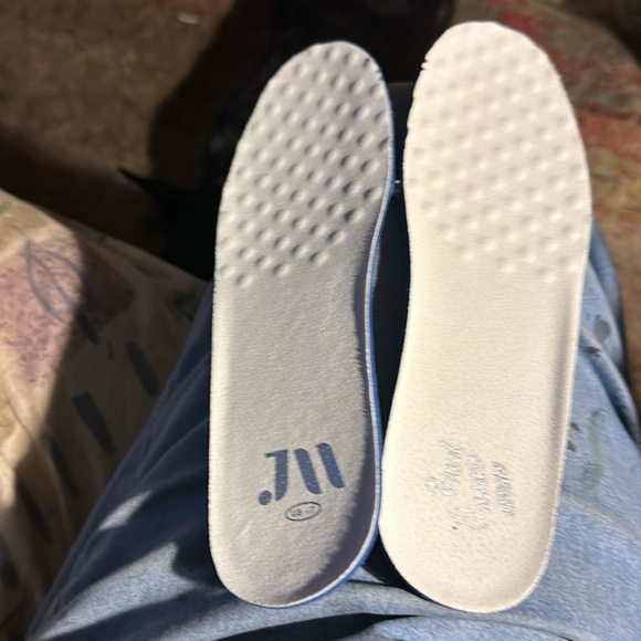 "Sparkly Silver Glamorous Chic!" Sz 6 as shown inside under cushion. - Picture 11 of 11